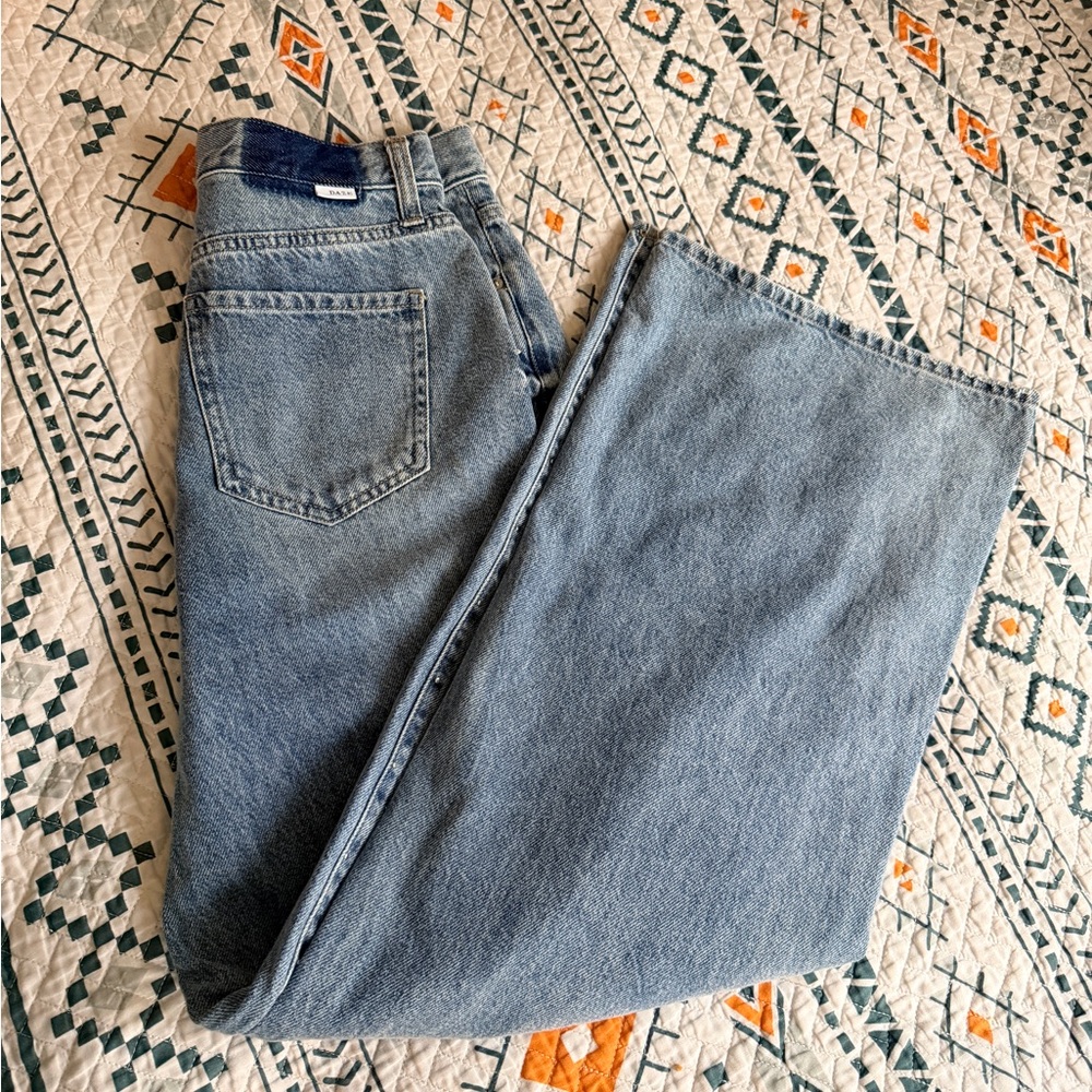 Elegant Blue Flare Jeans - Picture 4 of 5